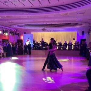 Jana Kovalčiková Instagram - …dancing show with the queen @j.kovalcikova 👑 
Keď som ťa pred siedmimi mesiacmi objímal a blahoželal ti k titulu kráľovnej parketu @letsdance.markiza , toto by mi naozaj nikdy nenapadlo🔥