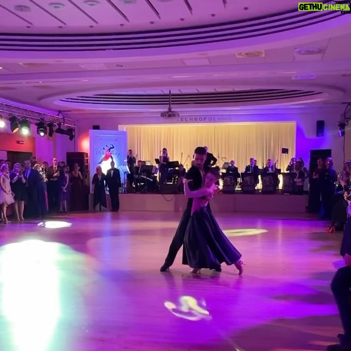 Jana Kovalčiková - 3.8K Likes - …dancing show with the queen @j.kovalcikova 👑
Keď som ťa pred siedmimi mesiacmi objímal a blahoželal ti k titulu kráľovnej parketu @letsdance.markiza , toto by mi naozaj nikdy nenapadlo🔥