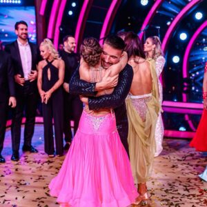 Jana Kovalčiková Instagram - …dancing show with the queen @j.kovalcikova 👑 
Keď som ťa pred siedmimi mesiacmi objímal a blahoželal ti k titulu kráľovnej parketu @letsdance.markiza , toto by mi naozaj nikdy nenapadlo🔥