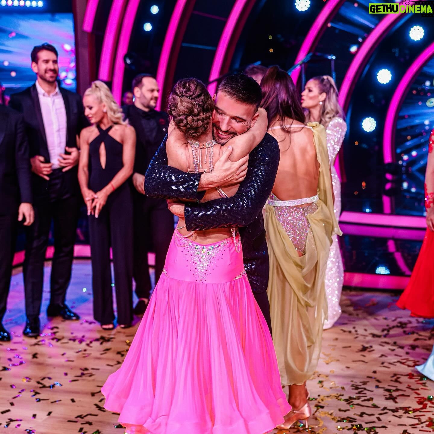 Jana Kovalčiková - 3.8K Likes - …dancing show with the queen @j.kovalcikova 👑
Keď som ťa pred siedmimi mesiacmi objímal a blahoželal ti k titulu kráľovnej parketu @letsdance.markiza , toto by mi naozaj nikdy nenapadlo🔥