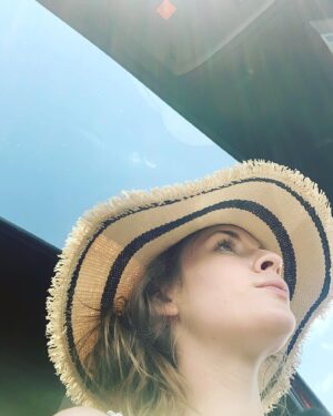 Jana Kovalčiková Instagram - Ďalšie leto prešlo. Bolo si krásne, pracovné, usmievavé, poplakané, zážitkové a verím, že aj zodpovedné. Konečne sme si mohli pohrať, potancovať a povečerať s kamošmi. Pretože, ako vieme, už to nie je také samozrejmé!
@peugeotslovensko milujem všetky svoje zážitky, ktoré vďaka vám mám 🧚🏻 ps: držím nám všetkým palce v zime! #staysafe