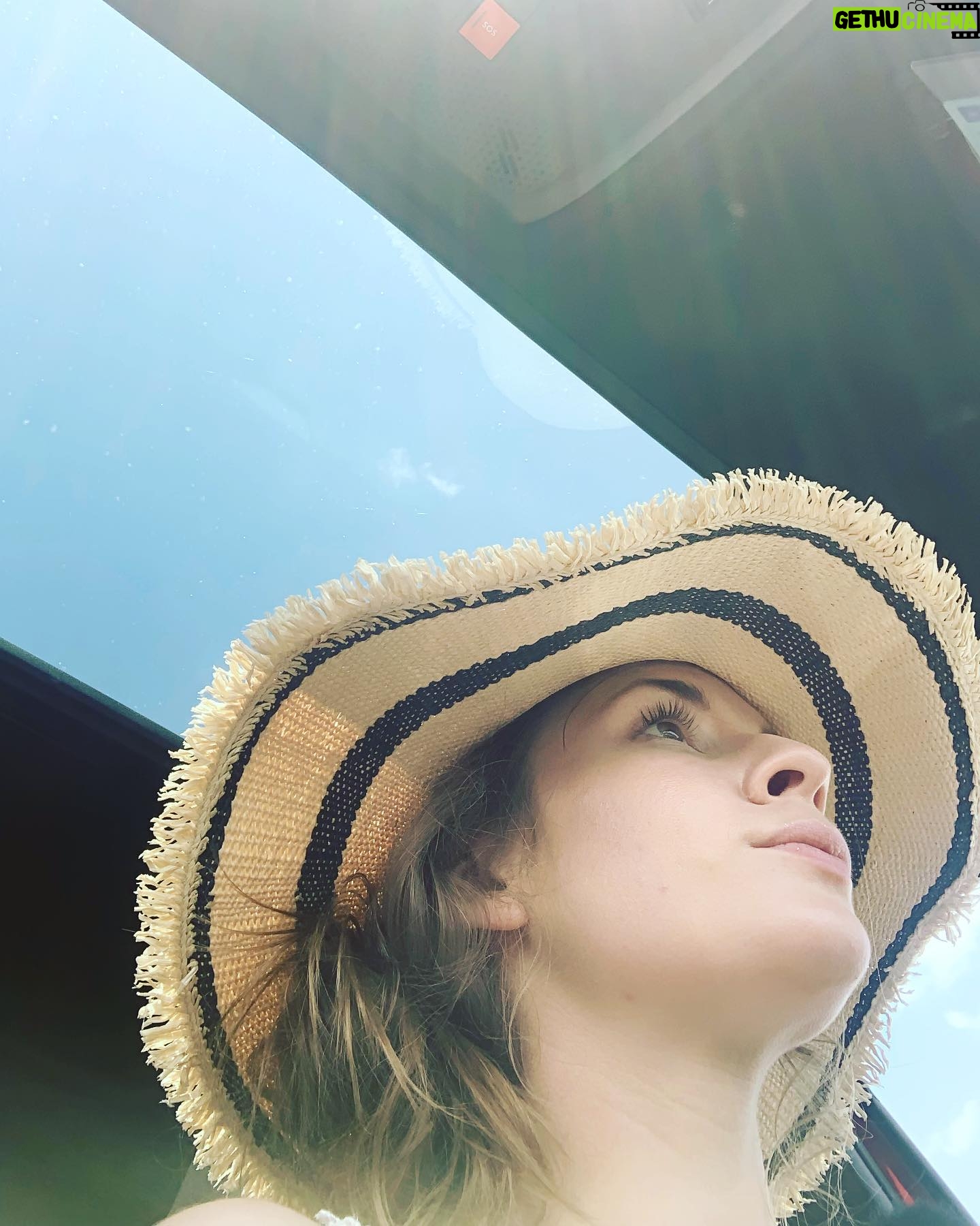 Jana Kovalčiková - 5.6K Likes - Ďalšie leto prešlo. Bolo si krásne, pracovné, usmievavé, poplakané, zážitkové a verím, že aj zodpovedné. Konečne sme si mohli pohrať, potancovať a povečerať s kamošmi. Pretože, ako vieme, už to nie je také samozrejmé!
@peugeotslovensko milujem všetky svoje zážitky, ktoré vďaka vám mám 🧚🏻 ps: držím nám všetkým palce v zime! #staysafe