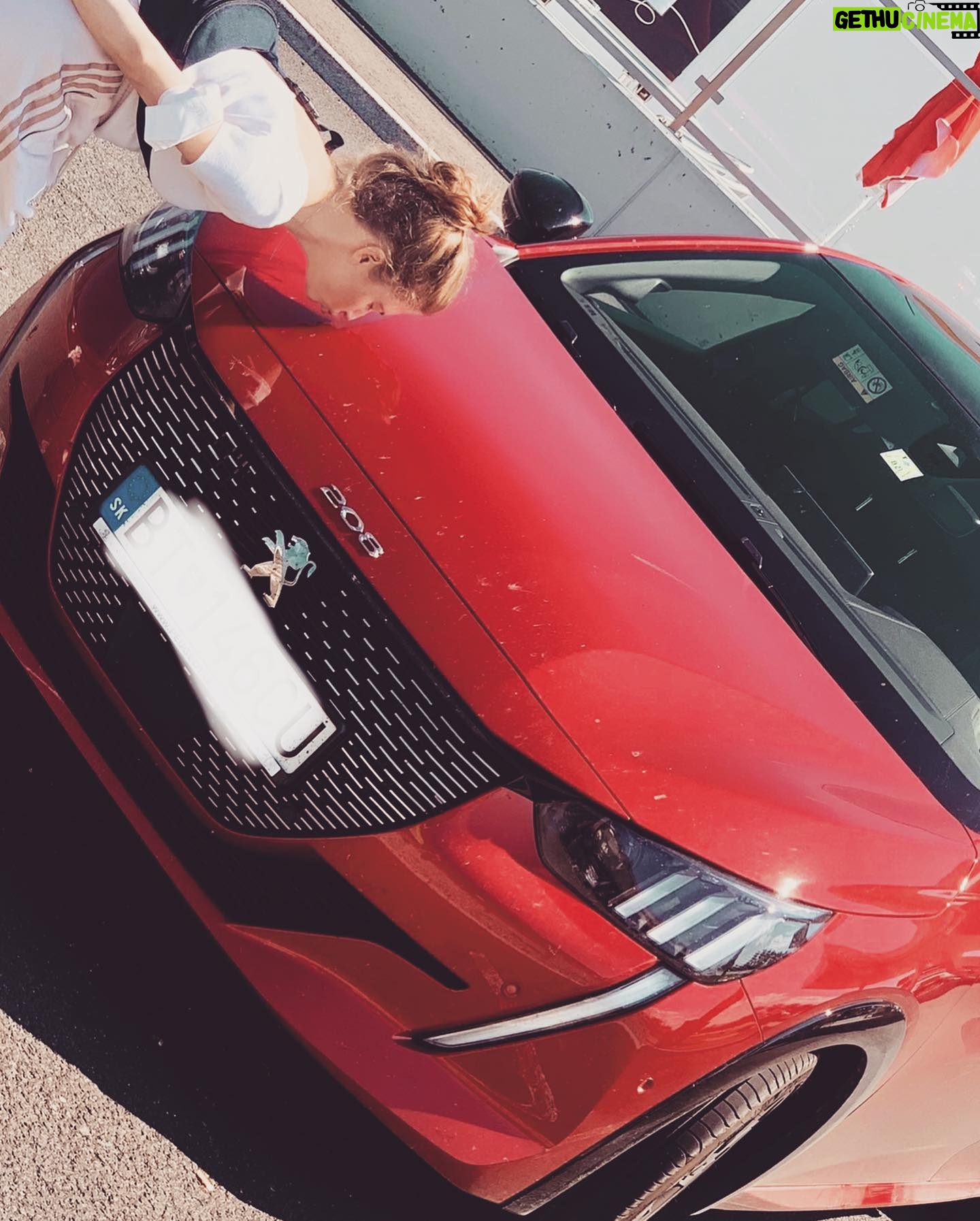 Jana Kovalčiková - 5.6K Likes - Ďalšie leto prešlo. Bolo si krásne, pracovné, usmievavé, poplakané, zážitkové a verím, že aj zodpovedné. Konečne sme si mohli pohrať, potancovať a povečerať s kamošmi. Pretože, ako vieme, už to nie je také samozrejmé!
@peugeotslovensko milujem všetky svoje zážitky, ktoré vďaka vám mám 🧚🏻 ps: držím nám všetkým palce v zime! #staysafe