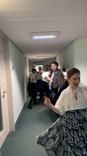 Jana Kovalčiková Instagram - Dnešná derniéra inscenácie Kubo! ej ale, že to bolo moje obľúbené dielo s úžásnými ľuďmi!
Kubo, bol si super! @cinohrasnd 🤍🤌🏼🤍