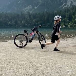 Jana Kovalčiková Instagram - priateľstvám sa medze nekladú! a medzi moje obľúbené priateľstvá patrí aj priateľstvo s @ctmbikes ďakujem za všetky zážitky! takže-#zbajkujslovensko a #budkamos ako aj #dreamteam @zuzanavrablova @basastevulova @tonosuchota @brano.deak @zivotgangu 🌸#ad