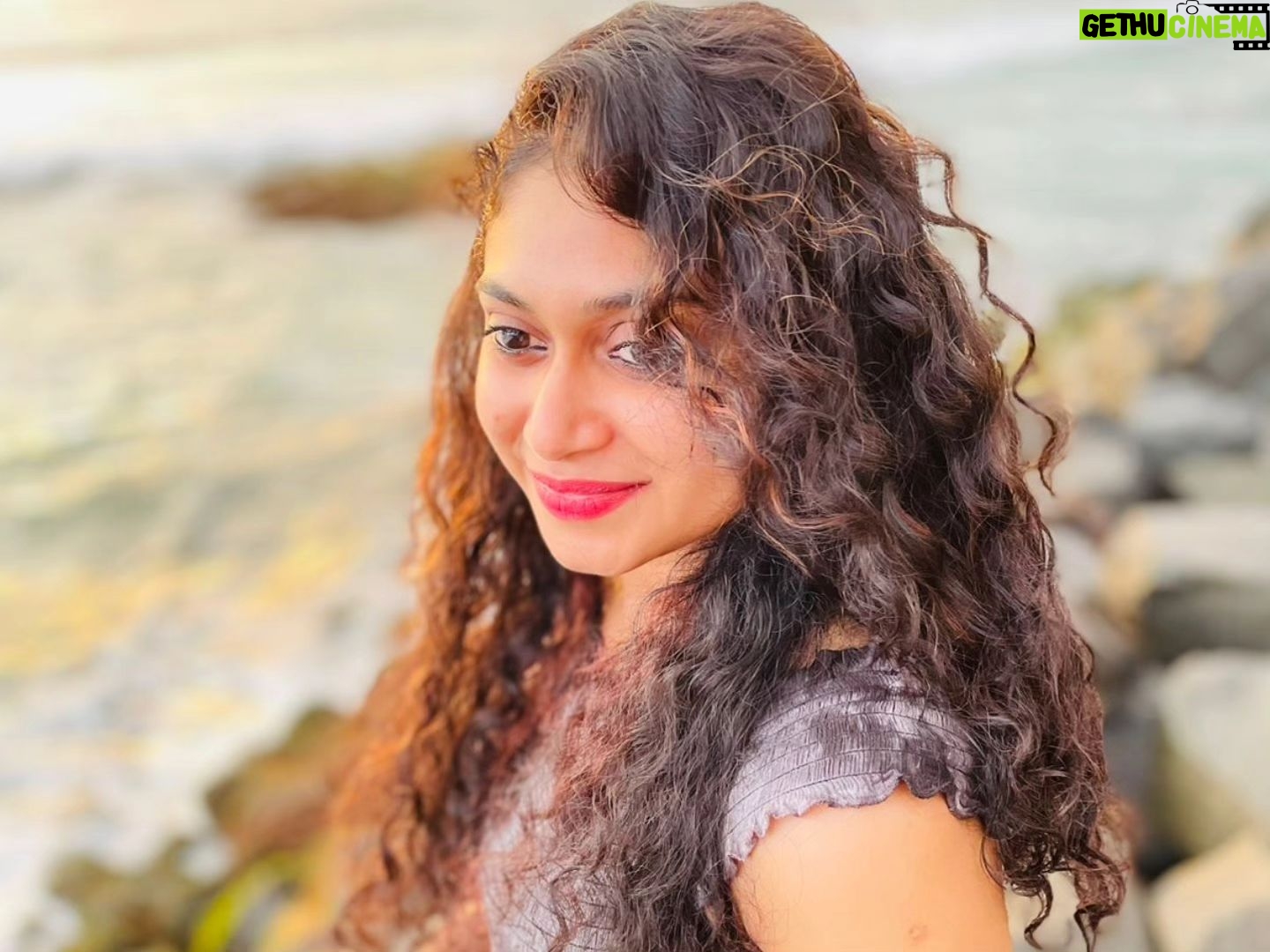 Janaki Sudheer Instagram - The waves of the sea help me get back to me. π· @akhilanto__________ #enjoythelittlethings #picoftheday #postoftheday #explore #enjoythejourney #enjoylife #enjoythemoment #explore #janakisudheer #instafashion #instagood #instalike #instadaily #instamood #instagram #bigbossmalayalam #bigbossmalayalamseason4 #viral #kovalam #beach #sunset #modelsofinstagram #modelsofkerala #actress #smile #curlyhair #cute #iamonmyway #happiness #happy #hairgoals