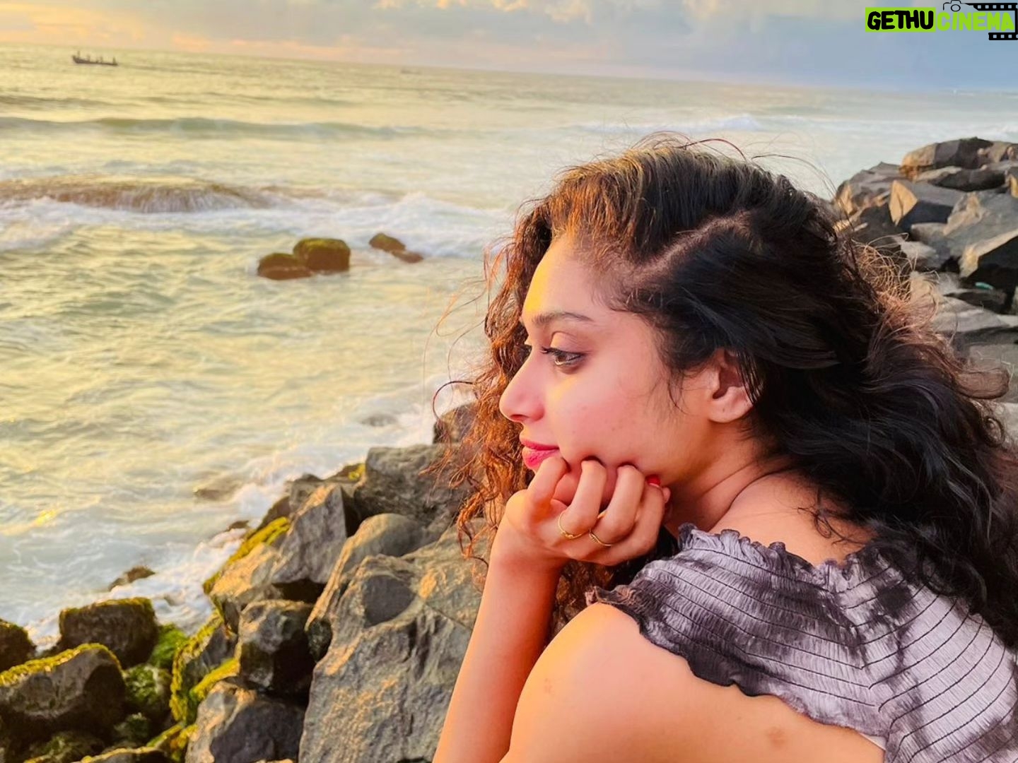Janaki Sudheer Instagram - The waves of the sea help me get back to me. π· @akhilanto__________ #enjoythelittlethings #picoftheday #postoftheday #explore #enjoythejourney #enjoylife #enjoythemoment #explore #janakisudheer #instafashion #instagood #instalike #instadaily #instamood #instagram #bigbossmalayalam #bigbossmalayalamseason4 #viral #kovalam #beach #sunset #modelsofinstagram #modelsofkerala #actress #smile #curlyhair #cute #iamonmyway #happiness #happy #hairgoals