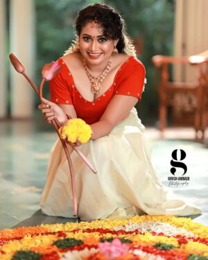 Janaki Sudheer Instagram - Happy onam all 🌼🌼🌼🌹🌹🌹🏵🏵🏵

Still @girishambadi 
Make up @makeover_beauty__ 

#instagood #instafashion #instadaily #instalike #instamood #instagram #onamcelebration #onam #peace #pictureoftheday #postoftheday #vibes_of__kerala #enjoylittlethings #happiness #happy #smile #janakisudheer #modelsofinstagram #modelsofkerala #peace #bigbossmalayalam #bigbossmalayalamseason4