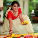 Janaki Sudheer Instagram - Happy onam all 🌼🌼🌼🌹🌹🌹🏵🏵🏵 Still @girishambadi Make up @makeover_beauty__ #instagood #instafashion #instadaily #instalike #instamood #instagram #onamcelebration #onam #peace #pictureoftheday #postoftheday #vibes_of__kerala #enjoylittlethings #happiness #happy #smile #janakisudheer #modelsofinstagram #modelsofkerala #peace #bigbossmalayalam #bigbossmalayalamseason4