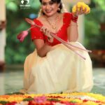 Janaki Sudheer Instagram - Uthrada dhinashamsakal Makeover @makeover_beauty__ Still @girishambadi Costume @kasavu_mall Re touch @sajayansachoos #onamcelebration #picoftheday #pictureoftheday #enjoylittlethings #postoftheday #instagood #instafashion #instadaily #instalike #instamood #instagram #janakisudheer #modelsofinstagram #modelsofkerala #bgbossmalayalamseason4 #bigbossmalayalam #happiness #smile #love #smile