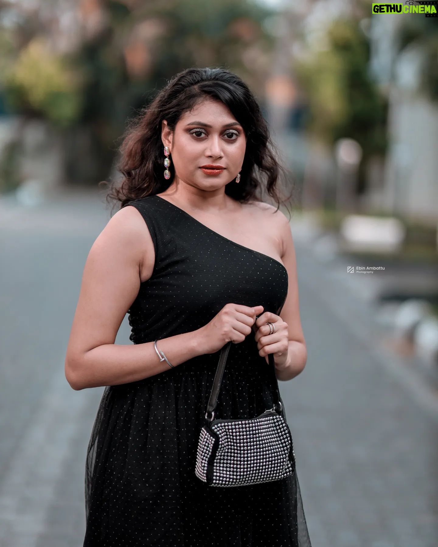 Janaki Sudheer - 3.1K Likes - Where there is black, there is endless beauty.
💄 @mua_alisha_official
📷 @ebin_ambattu
#pictureoftheday #possitivevibes #photooftheday #instagood #iamonmyway #instalove #instafashion #instadaily #instalike #instamood #janakisudheer #janakisudheerarmy #modelsofinstagram #modelsofkerala #malayalam #bigbossmalayalam #bigbossmalayalamseason4 #iamonmyway #happiness #culryhair #peace