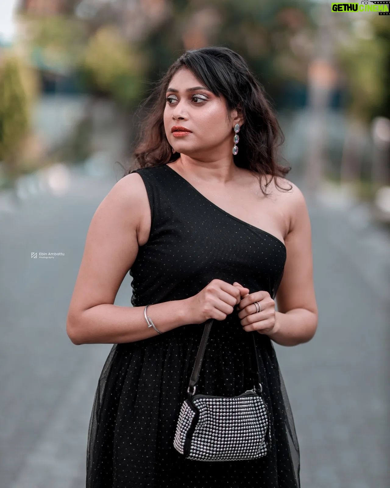 Janaki Sudheer - 3.1K Likes - Where there is black, there is endless beauty.
💄 @mua_alisha_official
📷 @ebin_ambattu
#pictureoftheday #possitivevibes #photooftheday #instagood #iamonmyway #instalove #instafashion #instadaily #instalike #instamood #janakisudheer #janakisudheerarmy #modelsofinstagram #modelsofkerala #malayalam #bigbossmalayalam #bigbossmalayalamseason4 #iamonmyway #happiness #culryhair #peace