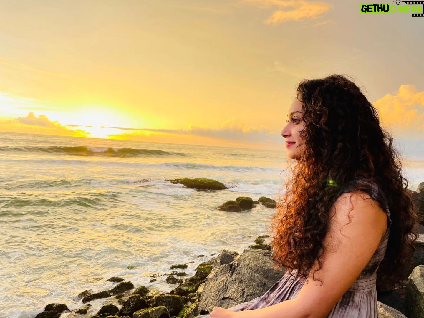 Janaki Sudheer Instagram - The waves of the sea help me get back to me. π· @akhilanto__________ #enjoythelittlethings #picoftheday #postoftheday #explore #enjoythejourney #enjoylife #enjoythemoment #explore #janakisudheer #instafashion #instagood #instalike #instadaily #instamood #instagram #bigbossmalayalam #bigbossmalayalamseason4 #viral #kovalam #beach #sunset #modelsofinstagram #modelsofkerala #actress #smile #curlyhair #cute #iamonmyway #happiness #happy #hairgoals