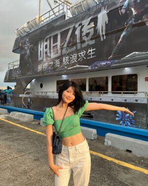 Jane Chen Instagram - 啦啦啦 超開心到高雄美麗海港受邀體驗「明日：希望號」首航活動！

舒適的搭乘時光、豐富的遊戲闖關活動和難以忘懷的夕陽美景，短短的兩小時與人與景的互動，都帶給我滿滿的感動和感謝

謝謝有這麼好的遊戲產出，有各位玩家的熱情支持，我才有可能經歷到這一切的美好😍

偷偷洩密一下！

⛴官方加開8/13、8/20「明日：希望號」的場次~想體驗快來報名（連結我放限動🫶🏻）
https://tinyurl.com/2n8ar6oc

「明日之後」最新一集也在8/14號上映噢！當然女主還是我😎

#明日之後 #明日希望號 #屍控之海  #8月12日駭浪求生