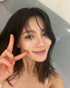 Jane Chen Instagram - 想表達昨天重訓很無感的下腹 今天有酸！！！
最近覺得手機怎麼拍怎麼糊 是不是暗示我要換14🤣