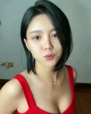 Jane Chen Instagram - 人生就是這樣 

起起落落落落落～～～🥲

10:55我在 @uplivetw 等你開聊❤️
ID 👉🏻 lovepitw