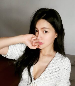 Jane Chen Instagram - 有點擔心下週拍戲的服裝……

10:50 @uplivetw 發胖開播！

uplive ID : lovepitw