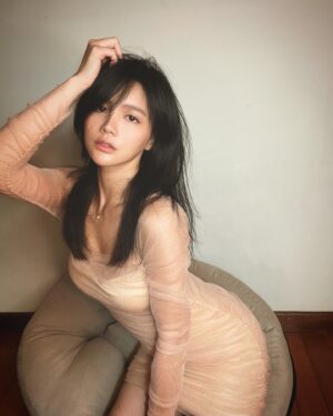Jane Chen Instagram - 頭很痛，月餅吃完了😮‍💨🤣

中秋在家也要微性感 @mcasha_tw 💕