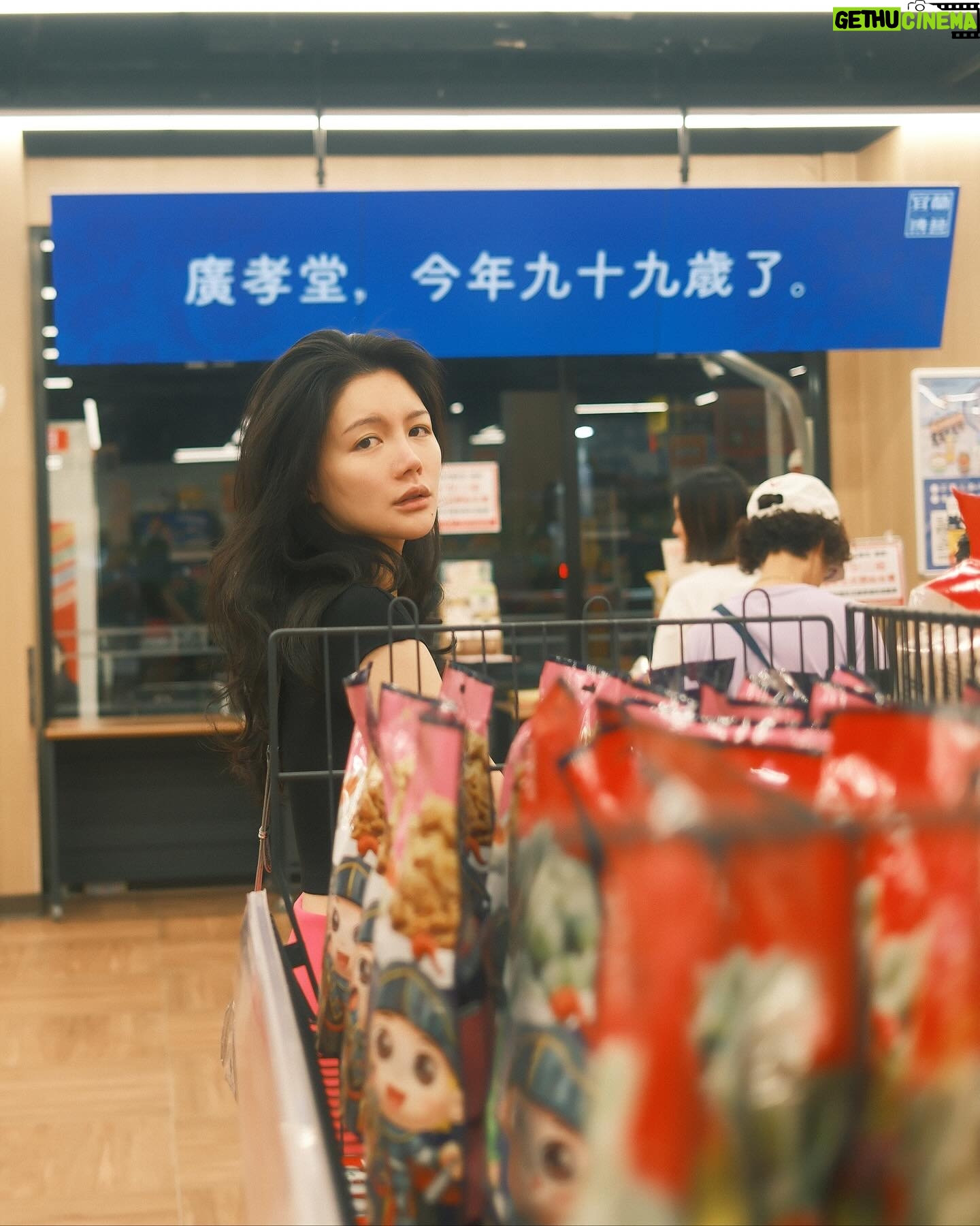 Jane Chen - 2.2K Likes - 這兩張色調你們喜歡哪個?
#超市系列