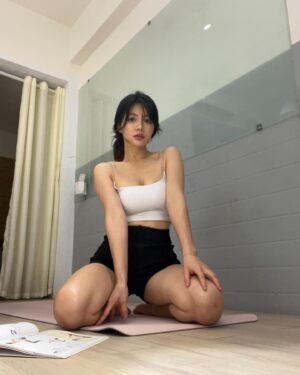 Jane Chen Instagram - 想用相機紀錄運動過程
找自拍倒數鍵就花了五分鐘

拉筋伸展的照片真的不能看
痛到眼神死 就像最後一張