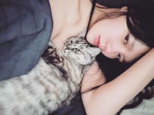 Jane Chen Instagram - 剛起床就長這樣好威喔（自己說

母女一早的儀式感，用抱抱感謝我們都平安🙏🏻