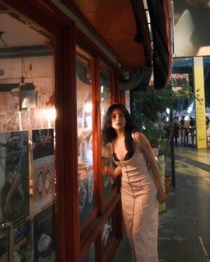 Jane Chen Instagram - 你說 
你嘗盡了生活的苦
找不到可以相信的人
