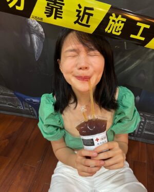 Jane Chen Instagram - 啦啦啦 超開心到高雄美麗海港受邀體驗「明日：希望號」首航活動！

舒適的搭乘時光、豐富的遊戲闖關活動和難以忘懷的夕陽美景，短短的兩小時與人與景的互動，都帶給我滿滿的感動和感謝

謝謝有這麼好的遊戲產出，有各位玩家的熱情支持，我才有可能經歷到這一切的美好😍

偷偷洩密一下！

⛴官方加開8/13、8/20「明日：希望號」的場次~想體驗快來報名（連結我放限動🫶🏻）
https://tinyurl.com/2n8ar6oc

「明日之後」最新一集也在8/14號上映噢！當然女主還是我😎

#明日之後 #明日希望號 #屍控之海  #8月12日駭浪求生