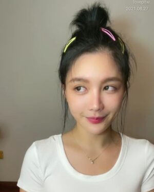 Jane Chen Instagram - 以前的我不容許自己有慾望，長期的精神施壓下整個人肢離破碎；花了好幾年才慢慢重組回來

重生後才知道自己的人生不該為別人而活，因為大多數人都是把自己利益擺妳之上

33歲開始學著為自己奮戰，還不算遲吧！

晚上9:45 @uplivetw 見～
🔎 lovepitw