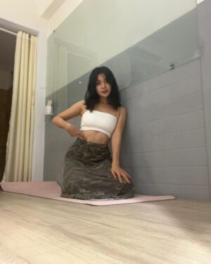 Jane Chen Instagram - 想表達昨天重訓很無感的下腹 今天有酸！！！
最近覺得手機怎麼拍怎麼糊 是不是暗示我要換14🤣
