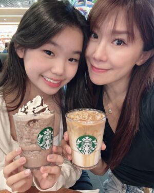 Jane Lee Instagram - 就這樣，說飛就飛✈️
硬要跟妳喝杯咖啡才讓妳飛
媽媽要開始習慣妳不在家的日子
祝妳玩得開心🥳 注意安全🙏🏻
#可樂第一次自己上飛機
#學會放手