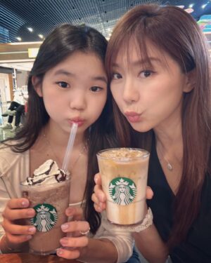 Jane Lee Instagram - 就這樣，說飛就飛✈️
硬要跟妳喝杯咖啡才讓妳飛
媽媽要開始習慣妳不在家的日子
祝妳玩得開心🥳 注意安全🙏🏻
#可樂第一次自己上飛機
#學會放手