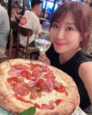 Jane Lee Instagram - 浦東美術館看畫看風景都美
上海新天地依舊好逛好美食
豫園仍然人山人海古色古香
上海四天三夜小旅行很可以
#該回家上班了 
#正能量