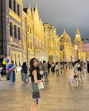 Jane Lee Instagram - 上海外灘就是一直這麼熱鬧美麗🥰
#夜太美 #看不膩