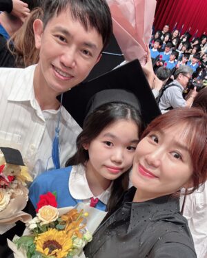 Jane Lee Instagram - 小可樂畢業快樂🥳
謝謝復興給妳10年的養分
即將邁向人生更多挑戰的階段
復興小火炬繼續發光發熱💪🏻
#一轉眼就是10年￼￼￼
#台下都是媽媽在哭