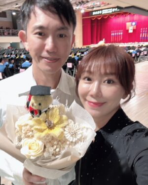 Jane Lee Instagram - 小可樂畢業快樂🥳
謝謝復興給妳10年的養分
即將邁向人生更多挑戰的階段
復興小火炬繼續發光發熱💪🏻
#一轉眼就是10年￼￼￼
#台下都是媽媽在哭
