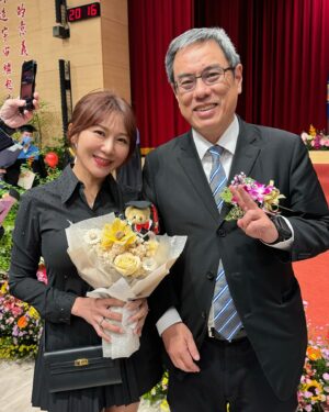 Jane Lee Instagram - 小可樂畢業快樂🥳
謝謝復興給妳10年的養分
即將邁向人生更多挑戰的階段
復興小火炬繼續發光發熱💪🏻
#一轉眼就是10年￼￼￼
#台下都是媽媽在哭