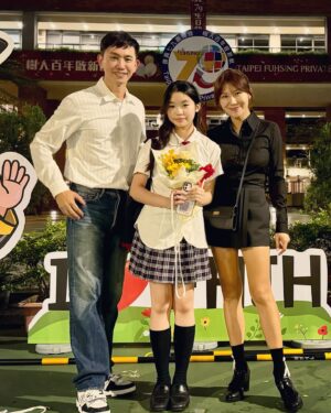 Jane Lee Instagram - 小可樂畢業快樂🥳
謝謝復興給妳10年的養分
即將邁向人生更多挑戰的階段
復興小火炬繼續發光發熱💪🏻
#一轉眼就是10年￼￼￼
#台下都是媽媽在哭