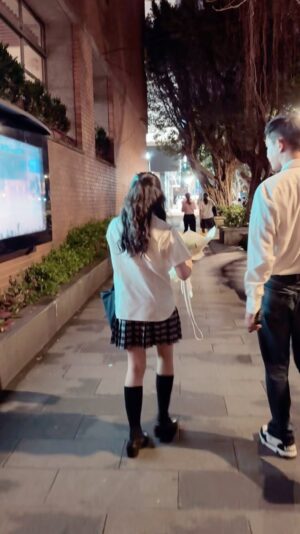 Jane Lee Instagram - 最後一次陪妳從學校走回家🥹
#畢業快樂 
#大班到國中畢業一眨眼就10年
