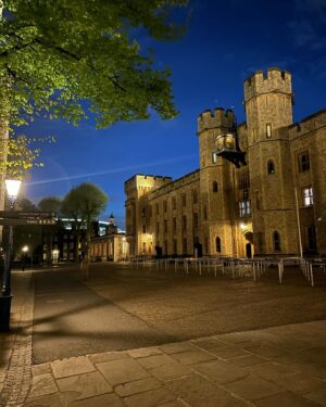 Jane Moore Instagram - We had an incredible after hours peek at the Crown Jewels last night courtesy of the Yeomans and their partners who live and work at the Tower of London. Such a special evening and thankfully, after dinner, they let us back out again…  @kayeadamsofficial @charlenewhite @natalieedwards_tv 
#toweroflondon #yeomans #beefeaters #crownjewels