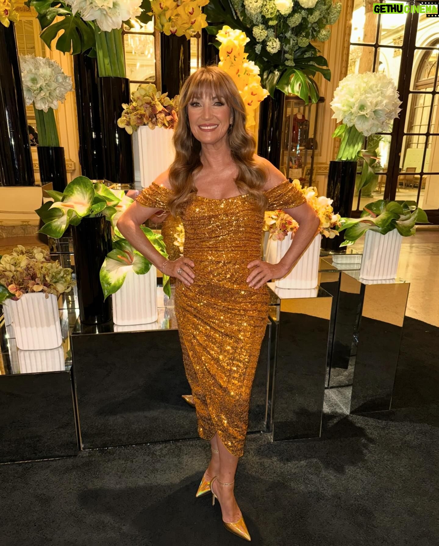 Jane Seymour - 7.3K Likes - Feeling lucky! 🍀😉 At the #IrishWish premiere with my beautiful ‘daughter’- @lindsaylohan! 💚
👗: @chiarabonilapetiterobe
✂️: @tousledbyjae
👄: @marina_gravani
@netflix
@netflixfilm