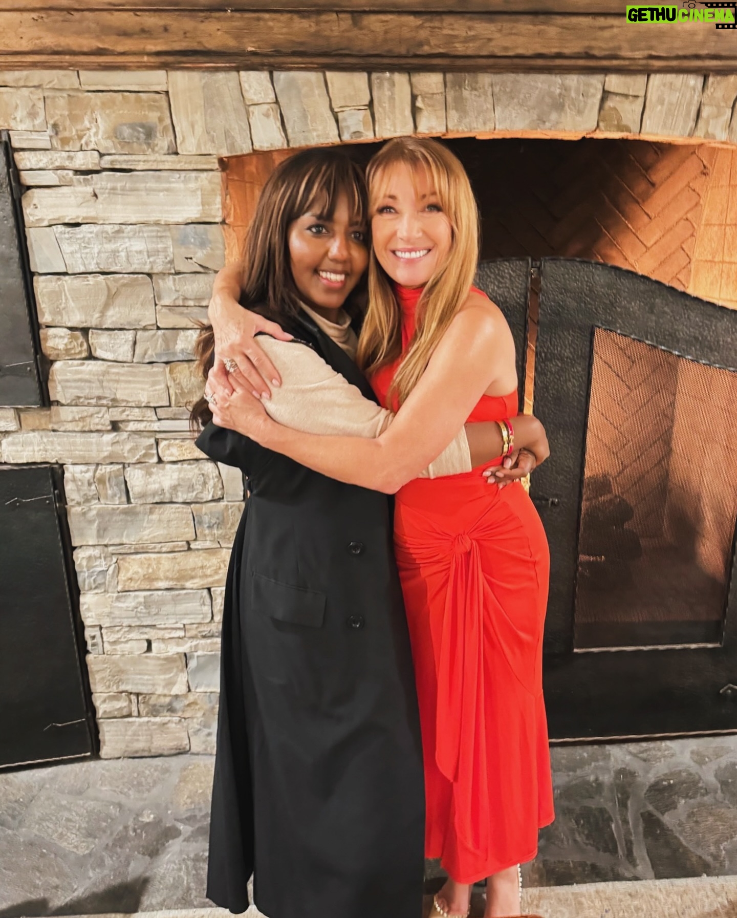 Jane Seymour Instagram - Girls night! 🤩 @nardosdesign came over last night and we had the best time. We chatted a bit about everything and bonded over the great dress she made for The Oscars! ⭐️ Such incredible talent!