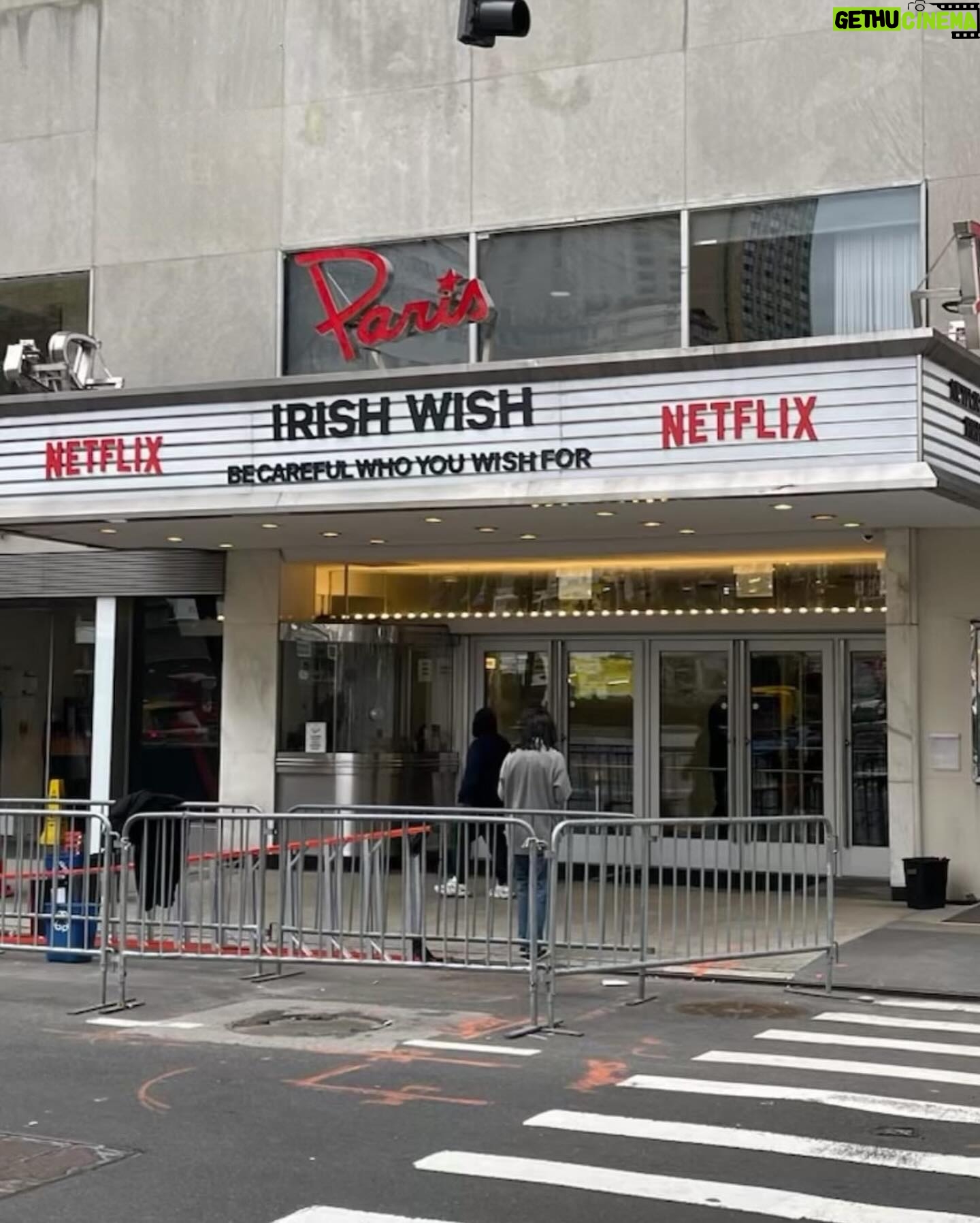 Jane Seymour - 7.3K Likes - Feeling lucky! 🍀😉 At the #IrishWish premiere with my beautiful ‘daughter’- @lindsaylohan! 💚
👗: @chiarabonilapetiterobe
✂️: @tousledbyjae
👄: @marina_gravani
@netflix
@netflixfilm