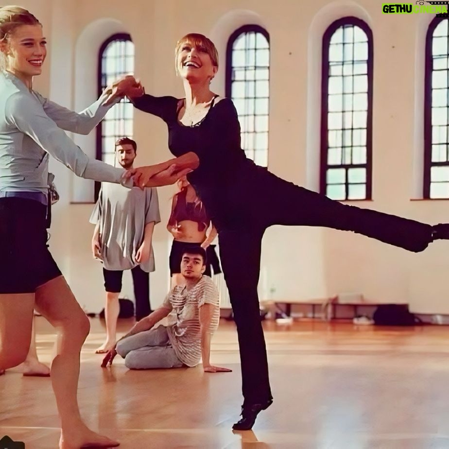 Jane Seymour Instagram - Happy #LeapDay! 🩰 In some cultures women are encouraged to propose to their partner on Leap Day, others carry lucky talismans 🍀, and “leaplings” (people born on a Leap Day) have an all-out celebration! 🎉 Are there any fun traditions or celebrations you partake in for Leap Day?