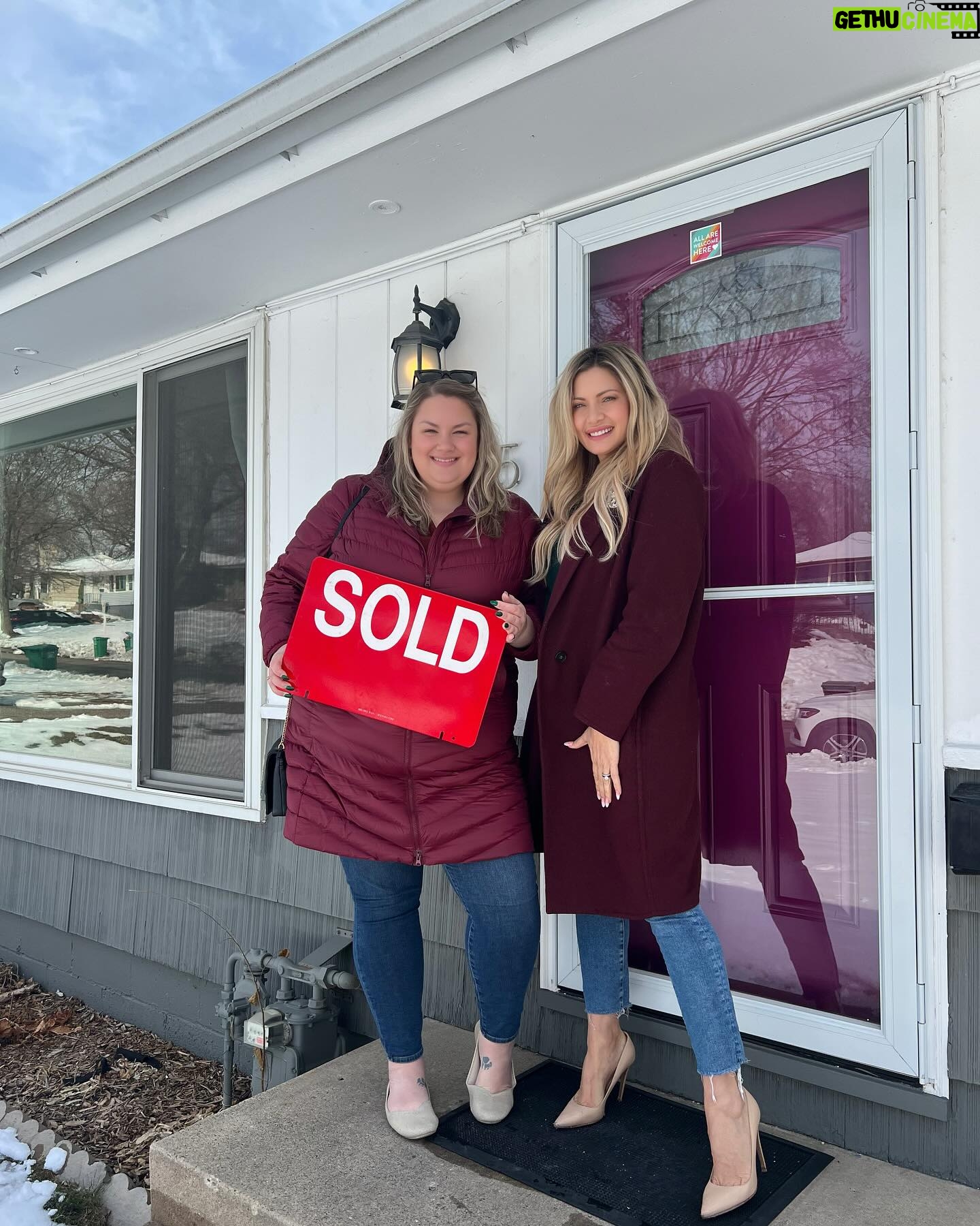 Janelle Pierzina Instagram - Handing KEYS over is such a great moment! I am so happy I got to work with this First time home-buyer on the purchase of her new home! We have been talking for a few years about working together to find her dream home in the Minneapolis area! She ended up with a beautiful mid-century modern rambler in Saint Louis Park for 330k! I couldn’t be more happy for her! I was also able to negotiate 15k off the purchase price and a home warranty. It helps because she hopefully won’t have any big ticket items that would be a financial burden to her, her first year of owning her new property. If you are looking to buy or sell in the Saint Louis Park area let me know! I’d love the opportunity to work with you! 🏡 🔑 #minneapolisrealtor #minnesotarealtor #edinarealty #closingday🏡