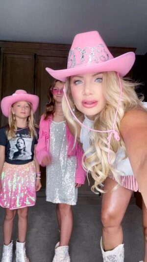 Janelle Pierzina Instagram - #erastouroutfit #erastour #swiftiemom