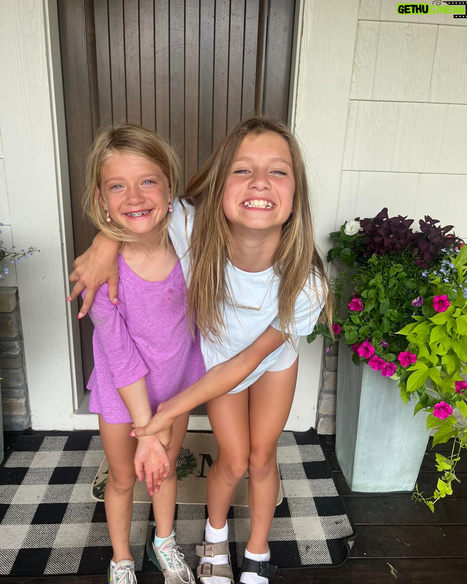 Janelle Pierzina Instagram - Last day of school for my kids! Last day of Elementary school for Violet. Lots of tears from Stella because she can’t stand the thought of not being in school with Violet until High School. ♥️