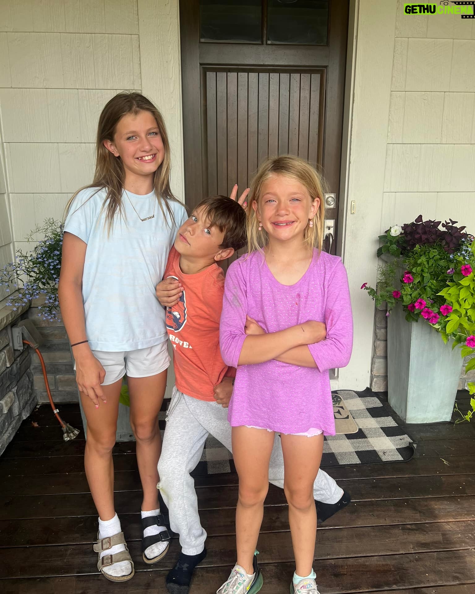 Janelle Pierzina Instagram - Last day of school for my kids! Last day of Elementary school for Violet. Lots of tears from Stella because she can’t stand the thought of not being in school with Violet until High School. ♥️