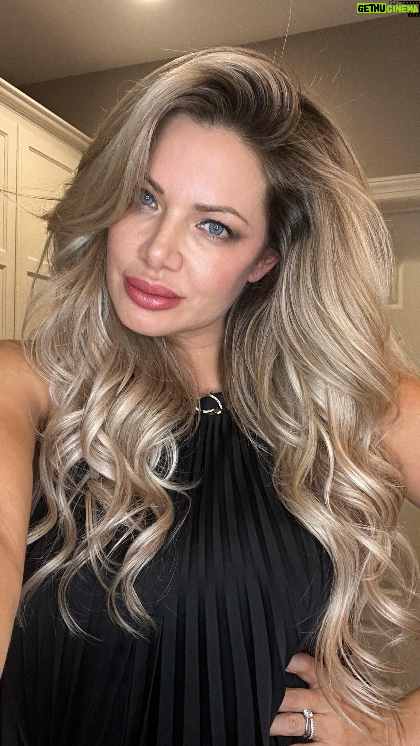 Janelle Pierzina Instagram - Iām loving my Dyson Airwrap. Worth every penny. š#dyson #airwrapdyson #airwrap