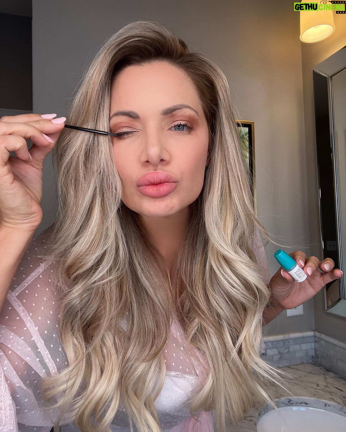 Janelle Pierzina Instagram - I've been using eyelash growth serum through RO and seeing incredible results! Get $25 off your first 5 mL order with my link in bio. My lashes have always been thinner after turning the BIG 4-0 so I decided to finally try a growth serum through Ro. There are a lot of lash serums out there, but this one is the only FDA-approved treatment and it’s clinically-proven to make eyelashes an average of 25% longer, 106% fuller, and 18% darker after 16 weeks of use. I’ll be posting updates over the next 16 weeks to show you the results! Visit my link in bio or go to (roderm.me/janellepierzina) to get $25 off 5mL or $11 off 3mL #rodermpartner #eyelashgrowth #sponsored