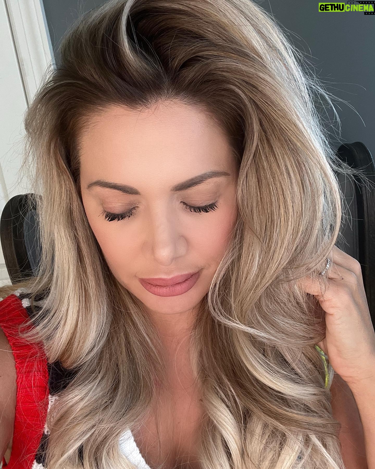 Janelle Pierzina Instagram - I've been using eyelash growth serum through RO and seeing incredible results! Get $25 off your first 5 mL order with my link in bio. My lashes have always been thinner after turning the BIG 4-0 so I decided to finally try a growth serum through Ro. There are a lot of lash serums out there, but this one is the only FDA-approved treatment and it’s clinically-proven to make eyelashes an average of 25% longer, 106% fuller, and 18% darker after 16 weeks of use. I’ll be posting updates over the next 16 weeks to show you the results! Visit my link in bio or go to (roderm.me/janellepierzina) to get $25 off 5mL or $11 off 3mL #rodermpartner #eyelashgrowth #sponsored